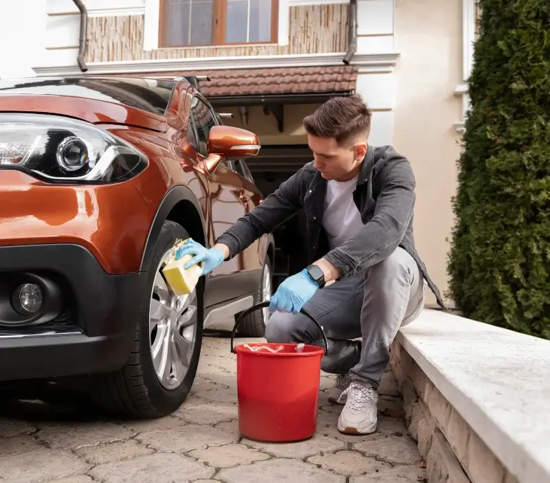 Lavage auto à domicile Plouescat : professionnel intervenant sur un véhicule
